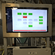 Een IP69K productie monitor in RVS geïnstalleerd in een zware productieomgeving